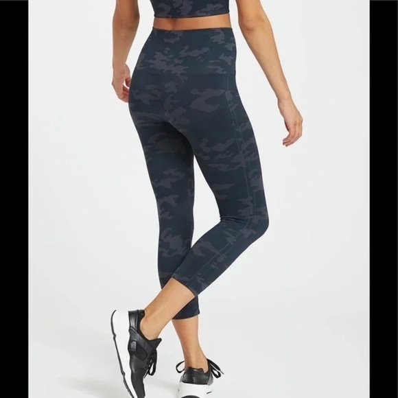 Spanx Look At Me Now Black Camo Seamless Crop Leggings - Picture 4 of 11